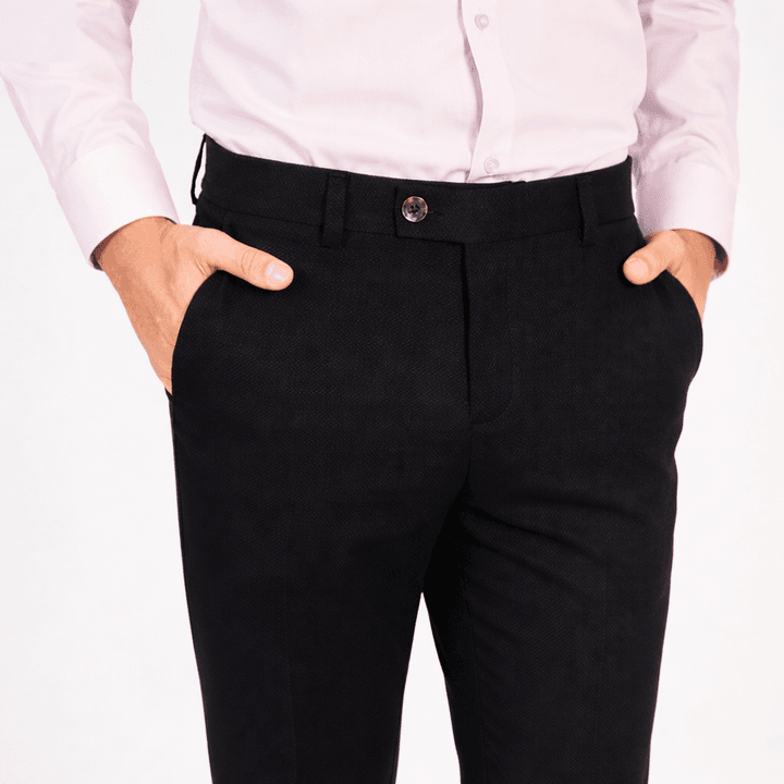 Detalhe do zíper, botão e bolsos da calça